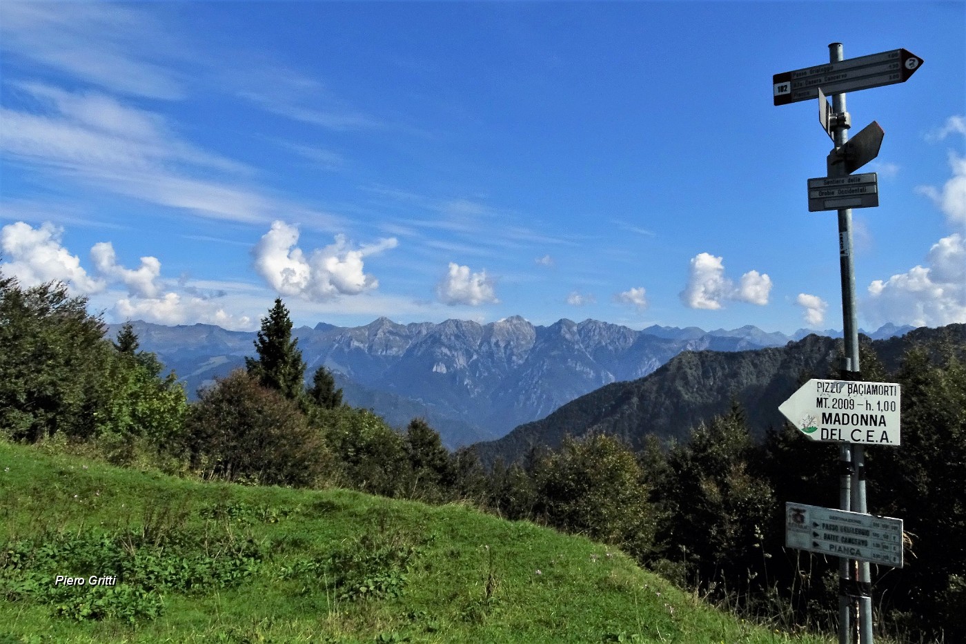 32 Passo Baciamorti (1541 m),crocevia di sentieri.JPG